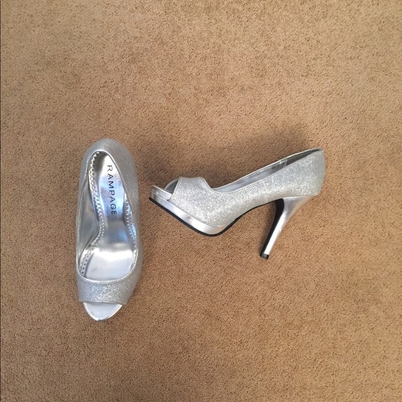 Silver heels. - Picture 1 of 5